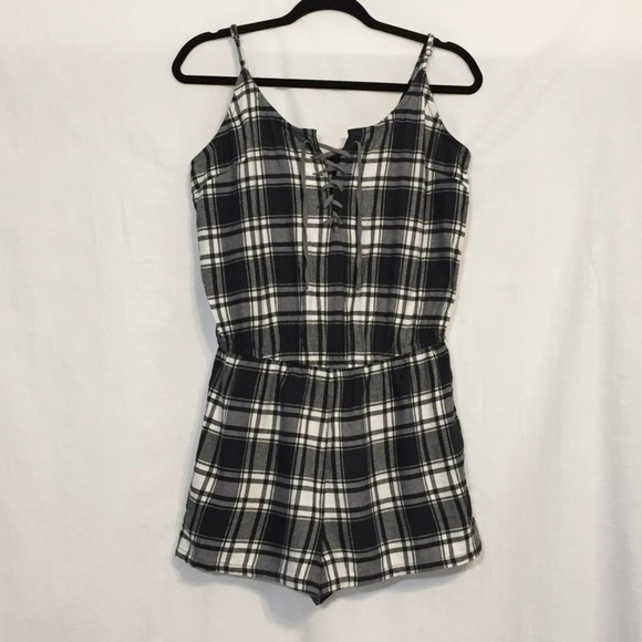 𝅺aerie Flannel Spaghetti Strap Lace Up Front Romper Women's Size M Black White - Picture 1 of 6